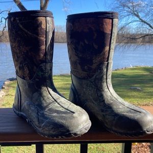 Bogs boys size 2 classic high in Mossy Oak.